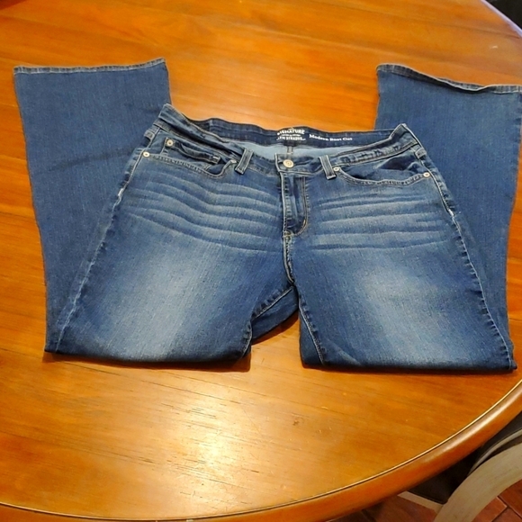 Levi's Denim - Levi's Womens bootcut jeans. Size 33 Waist.